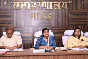 Pakur News: उपायुक्त मेघा भारद्वाज ने की शिक्षा और मध्याह्न भोजन की उच्च स्तरीय समीक्षा