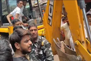 Deoghar News: अतिक्रमण हटाने के दौरान बढ़ा विवाद, ट्रैफिक पुलिसकर्मी ने लहराई पिस्टल