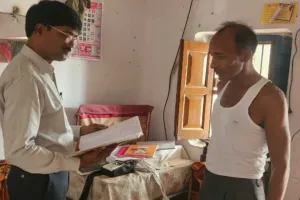 Koderma News: जिला आपूर्ति पदाधिकारी का औचक निरीक्षण, पीडीएस दुकान बंद मिलने पर भड़के अफसर