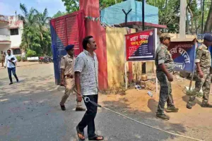 Palamu News: विनीत हत्याकांड के आरोपी दिलीप तिवारी का शहर में पैदल मार्च
