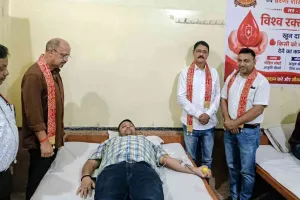 Koderma News: विश्व रक्तदाता दिवस पर मारवाड़ी युवा मंच ने लगाया भव्य रक्तदान शिविर