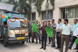 Hazaribagh News: उपायुक्त हेमंत सती और एसडीएम ने नशामुक्ति प्रचार वाहनों को दिखाई हरी झंडी