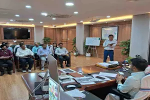 Dhanbad News: उपायुक्त आदित्य रंजन ने आधार केंद्रों पर वॉल राइटिंग का दिया निर्देश
