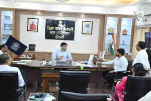 Deoghar News: उपायुक्त ने लंबित सेवा मामलों की समीक्षा की, लापरवाही पर सख्त कार्रवाई की चेतावनी