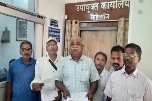 Sahebganj News: सेवानिवृत्त चौकीदारों को नहीं मिला लाभ, पेंशनर्स कल्याण समाज ने डीसी को सौंपा ज्ञापन