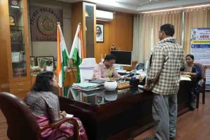 Hazaribagh News: उपायुक्त ने सुनीं नागरिकों की समस्याएं, त्वरित निष्पादन के निर्देश