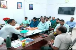 Pakur News: एसआईआर अभियान को लेकर बाबुधन मुर्मू ने नगाड़ा बजाकर जगाया समाज