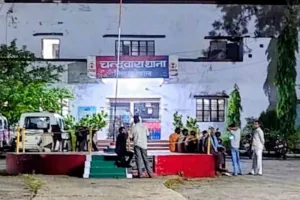Koderma News: क्रेशर चोरी मामले की जांच करने गई पुलिस टीम पर जानलेवा हमला