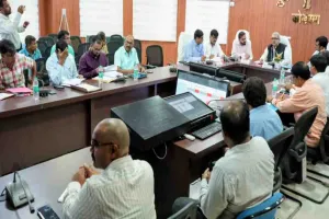 Koderma News: प्रमंडलीय आयुक्त विजय कुमार गुप्ता ने की राजस्व और विकास कार्यों की समीक्षा