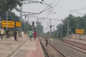 मधुपुर-जगदीशपुर स्टेशन के बीच ट्रेन की चपेट में आने से अज्ञात व्यक्ति की मौत
