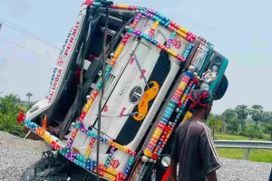 Pakur News: गिट्टी लदा अनियंत्रित ट्रेलर सड़क किनारे पलटा, बाल-बाल बची चालक की जान