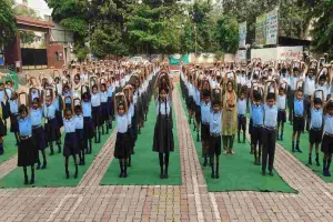 Ranchi News: डीएवी गांधीनगर में अंतर्राष्ट्रीय योग दिवस की धूम, बच्चों ने सीखे योग के गुर