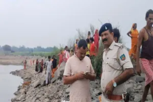 Dhanbad News: दामोदर नदी के टासरा घाट पर नहाने के दौरान 19 वर्षीय युवक की डूबने से मौत