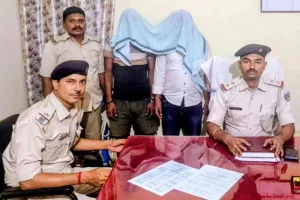 Koderma News: टाटा मैजिक वाहन से अवैध शराब की खेप बरामद, दो गिरफ्तार 