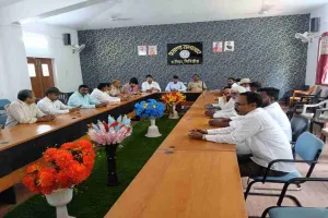 Giridih News: मुहर्रम को लेकर प्रखंड सभागार में अनुमंडल स्तरीय शांति समिति बैठक संपन्न