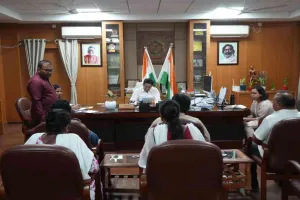 Hazaribagh News: उपायुक्त हेमन्त सती ने जनता दरबार में सुनीं आम लोगों की समस्याएं