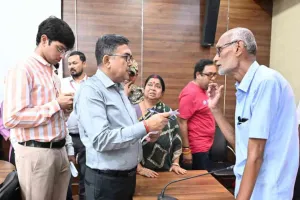 Bokaro News: उपायुक्त अजय नाथ झा ने 'हम आपको सुनते हैं' कार्यक्रम में सुनीं समस्याएं