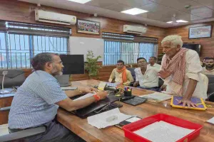 Giridih News: उपायुक्त रामनिवास यादव ने कार्यालय कक्ष में लगाया भव्य जनता दरबार