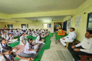 Koderma News: मंजुला शर्मा मेमोरियल अकादमी में अंतर्राष्ट्रीय योग दिवस पर भव्य कार्यक्रम