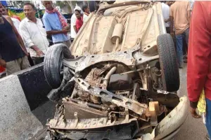 Koderma News: बाइक को बचाने के प्रयास में डिवाइडर से टकराई कार, लेकिन सुरक्षित बाहर निकले सभी यात्री