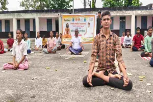 Koderma News: डीवीसी +2 हाई स्कूल में उत्साहपूर्वक मनाया गया योग दिवस