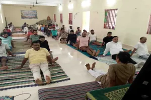 Koderma News: मंडल कारा में बंदियों के बीच कराया गया सामूहिक विधिक योगाभ्यास