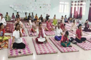 Koderma News: प्रखंड मुख्यालय पर बीडीओ और सीओ के नेतृत्व में सामूहिक विधिक योगाभ्यास