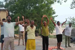 Koderma News: बाबा महेश्वर नाथ धाम की पावन भूमि पर मना अंतर्राष्ट्रीय योग दिवस