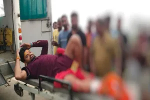 koderma News: परसाबाद में कार और बाइक की भीषण टक्कर, यज्ञ कराने जा रहे पंडित गंभीर रूप से घायल