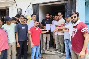 Koderma News: समाजसेवी विजय सिंह की पहल, युवाओं ने बिजली विभाग को सौंपा विधिक मांग पत्र
