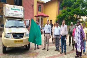 Hazaribagh News: बीडीओ और सीओ ने डिजिटल बिरसा कृषि रथ को दिखाई हरी झंडी