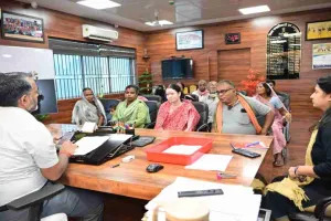 गिरिडीह जनता दरबार में उपायुक्त रामनिवास यादव ने सुनीं 70 से अधिक लोगों की शिकायतें