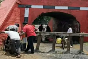 रेलवे ने अचानक बंद किया साक्षरता चौक अंडरपास, कई गांव के लोगों को हो रही परेशानी