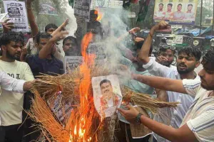 हजारीबाग में पेपर लीक के विरोध में छात्रों ने फूंका शिक्षा मंत्री का पुतला