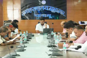 Palamu News: जिला निर्वाचन पदाधिकारी सह डीसी शेखावत ने मतदाता सूची पुनरीक्षण की समीक्षा बैठक की