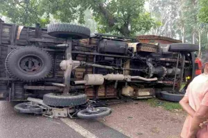 लातेहार में ट्रक-बाइक की भीषण टक्कर, दो युवकों की मौके पर मौत