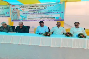 Koderma News: उपायुक्त उत्कर्ष गुप्ता ने दीप प्रज्वलित कर परिवार स्वास्थ्य मेले का किया भव्य उद्घाटन