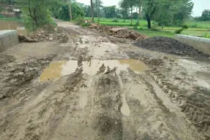  करोड़ों की सड़क तो बनी, पर पुलिया का एप्रोच पथ नहीं बना  ग्रामीण परेशान, कीचड़ में फिसलकर गिर रहे लोग