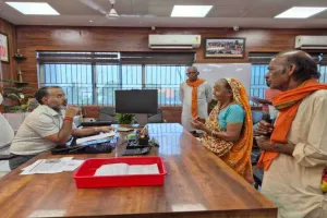 Giridih News: उपायुक्त रामनिवास यादव ने जनता दरबार में सुनीं आमजनों की समस्याएं, दिए निर्देश