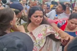 नामांकन के तुरंत बाद वीणा मानवी की गिरफ्तारी पर सियासत तेज, तेज प्रताप बोले- राजनीतिक साजिश