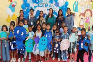 Koderma News: द रामेश्वर वैली स्कूल में बच्चों ने धूमधाम से मनाया 'ब्लू डे' उत्सव