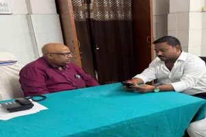 Deoghar News: डॉ. रवि रंजन ने पेश की मानवता की मिसाल, आधी रात को बचाई जच्चा-बच्चा की जान
