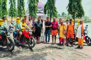 Giridih News: जलीय सूर्य मंदिर के सामने बना जानलेवा गड्ढा, रोज हो रहे हादसे