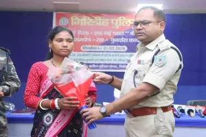 एसपी डॉ. बिमल कुमार के सामने नक्सली अनिता किस्कू ने किया आत्मसमर्पण, मिला पुनर्वास का आश्वासन
