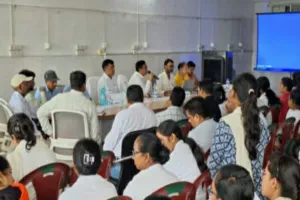 राजमहल अस्पताल में स्वास्थ्य विभाग की समीक्षा बैठक, लापरवाही पर सिविल सर्जन की सख्त चेतावनी