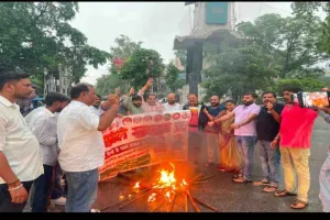 Palamu News: JPSC में पारदर्शिता की मांग को लेकर भाजयुमो का छह मुहान चौक पर मशाल जुलूस