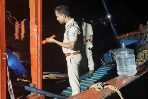 बंगाल में समुद्र से बरामद हुआ लापता ट्रॉलर, 9 की मौत, 6 मछुआरे अब भी लापता