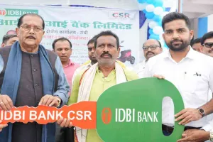 वित्त मंत्री राधाकृष्ण किशोर और उपायुक्त ने दिव्यांगजनों को सौंपी तीन पहिया वाहनों की चाबियां