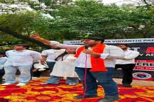 दिल्ली विश्वविद्यालय में PG सीटें बढ़ाने की मांग को लेकर ABVP का प्रदर्शन