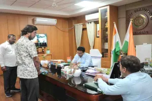 Hazaribagh News: उपायुक्त हेमन्त सती ने जनता दरबार में सुनीं आम नागरिकों की विभिन्न गंभीर जन-समस्याएं